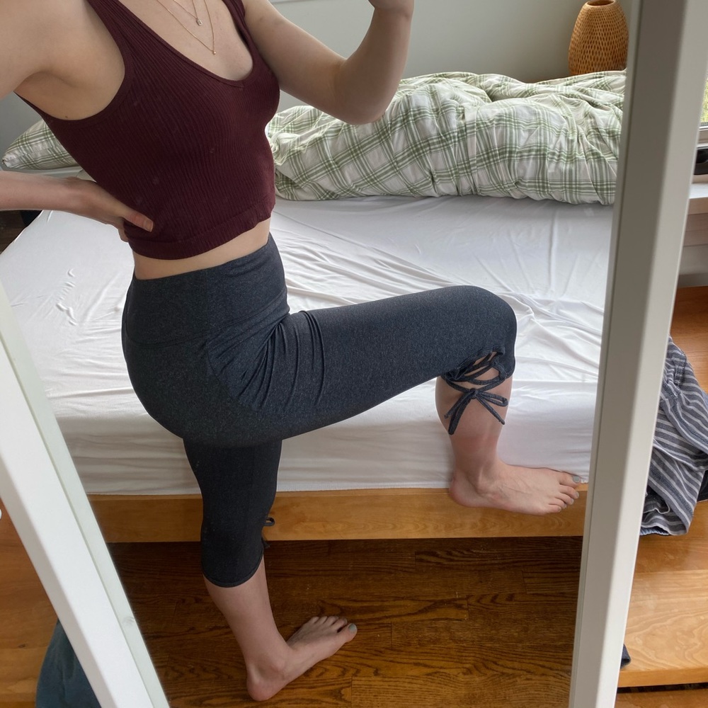 Cropped grey leggings